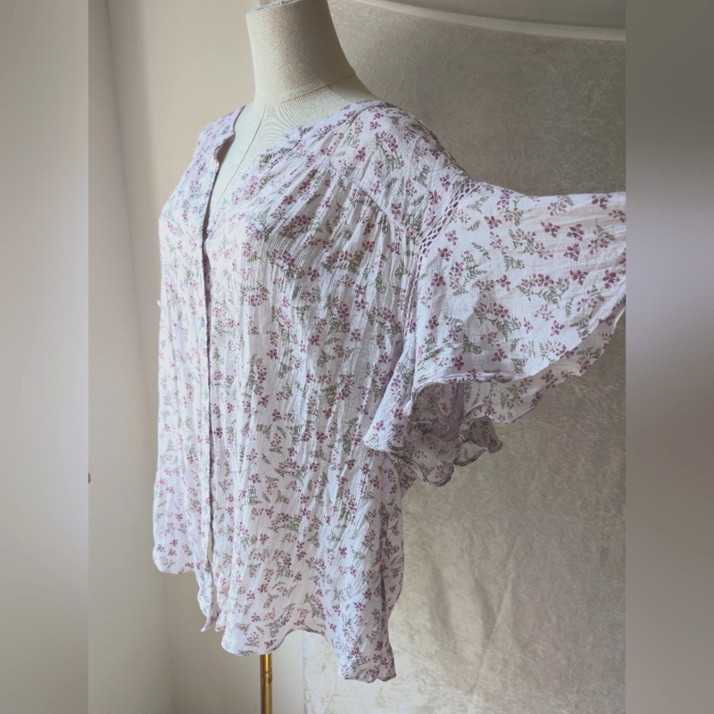 Zac & Rachel Woman Magenta Purple Floral Abalone Buttons Blouse Ruffle Sleeve